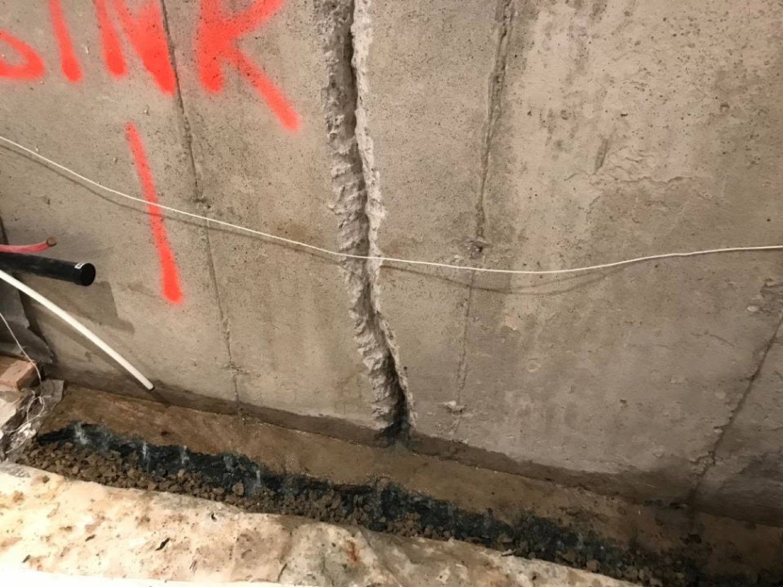 crack in concrete wall